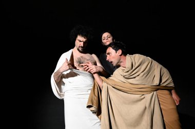 NEW DELHI INDIA APRIL 14 Nisan 2025 Teatri 35 şirketinin sanatçıları 14 Nisan 2025 tarihinde KNMA Saket 'te gerçekleştirilen deneysel bir performans sırasında Yeni Delhi Hindistan Teatri 35, Napoli merkezli İtalyan tiyatro şirketidir.