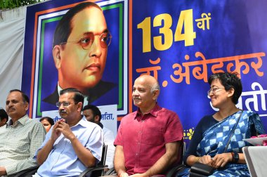 NEW DELHI INDIA APRIL 14 Nisan 2025 AAP Ulusal Toplayıcı Arvind Kejriwal Manish Sisodia ve Atishi, 14 Nisan 2025 tarihinde Yeni Delhi 'deki parti genel merkezinde doğum yıldönümü nedeniyle Bharat Ratna Babasaheb Bhimrao Ambedkar' a saygılarını sunar.