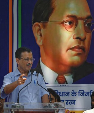 NEW DELHI INDIA 14 Nisan 2025 AAP Ulusal Kongre Üyesi Arvind Kejriwal, 14 Nisan 2025 tarihinde parti genel merkezinde doğum yıldönümü dolayısıyla Bharat Ratna Babasaheb Bhimrao Ambedkar 'a saygılarını sunar.