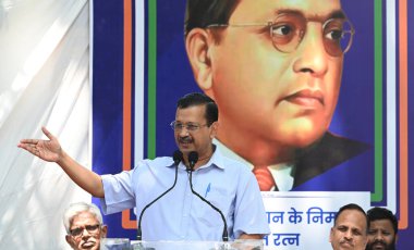 NEW DELHI INDIA 14 Nisan 2025 AAP Ulusal Kongre Üyesi Arvind Kejriwal, 14 Nisan 2025 tarihinde parti genel merkezinde doğum yıldönümü dolayısıyla Bharat Ratna Babasaheb Bhimrao Ambedkar 'a saygılarını sunar.