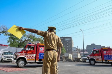 NOIDA INDIA APRIL 14 Nisan 2025 Gautam Budh Nagar İtfaiye Departmanı, 14 Nisan 2025 tarihinde Noida Hindistan 'da 2. İtfaiye Bölümü' nde hayatını feda eden tüm cesur itfaiyecilere saygılarını sunmak için İtfaiye Günü 'nü kutluyor.
