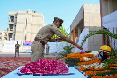 NOIDA INDIA APRIL 14 Nisan 2025 Gautam Budh Nagar İtfaiye Departmanı, 14 Nisan 2025 tarihinde Noida Hindistan 'da 2. İtfaiye Bölümü' nde hayatını feda eden tüm cesur itfaiyecilere saygılarını sunmak için İtfaiye Günü 'nü kutluyor.
