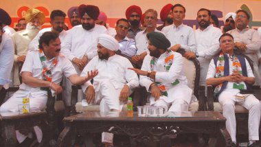 AMRITSAR INDIA APRIL 14 Nisan 2025 Punjab Pradesh Kongre Komitesi PPCC Başkanı Amrinder Singh Raja Warring ve eski Punjab CM Kongre Milletvekili Charanjit Singh Channi Milletvekili Pawan Khera ve eski Punjab kabine bakanı Raj Kumar Verka Samvidha sırasında