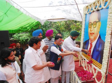AMRITSAR INDIA 14 Nisan 2025 Punjab Pradesh Kongre Komitesi PPCC Başkanı Amrinder Singh Raja Warring ve milletvekili Pawan Khera Milletvekili Gurjeet Singh Aujla eski Punjab kabine bakanı Raj Kumar Verka Samvidhan sırasında B R Ambedkar 'a saygılarını sundu 