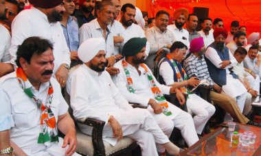 AMRITSAR INDIA 14 Nisan 2025 Punjab Pradesh Kongre Komitesi PPCC Başkanı Amrinder Singh Raja Savaşan Eski Punjab CM Kongre Üyesi Charanjit Singh Channi Milletvekili Pawan Khera eski Punjab kabine bakanı Raj Kumar Verka ve diğerleri Samvidhan Ba sırasında
