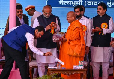 MUMBAI INDIA 14 Nisan 2025 Genel Sekreter Devendra Fadnavis Vali Yardımcısı CP Radhakrishnan ve Başbakan Yardımcısı Eknath Shinde ve Ajit Pawar, Chaityabho 'daki doğum yıldönümünde Bharat Ratna Babasaheb Bhimrao Ambedkar' a saygılarını sundular.