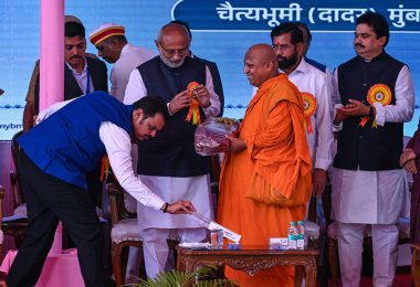 MUMBAI INDIA 14 Nisan 2025 Genel Sekreter Devendra Fadnavis Vali Yardımcısı CP Radhakrishnan ve Başbakan Yardımcısı Eknath Shinde ve Ajit Pawar, Chaityabho 'daki doğum yıldönümünde Bharat Ratna Babasaheb Bhimrao Ambedkar' a saygılarını sundular.
