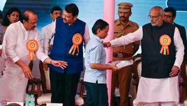 MUMBAI INDIA 14 Nisan 2025 Genel Sekreter Devendra Fadnavis Vali Yardımcısı CP Radhakrishnan ve Başbakan Yardımcısı Eknath Shinde ve Ajit Pawar, Chaityabho 'daki doğum yıldönümünde Bharat Ratna Babasaheb Bhimrao Ambedkar' a saygılarını sundular.