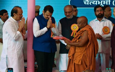 MUMBAI INDIA 14 Nisan 2025 Genel Sekreter Devendra Fadnavis Vali Yardımcısı CP Radhakrishnan ve Başbakan Yardımcısı Eknath Shinde ve Ajit Pawar, Chaityabho 'daki doğum yıldönümünde Bharat Ratna Babasaheb Bhimrao Ambedkar' a saygılarını sundular.