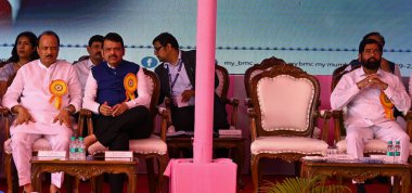MUMBAI INDIA 14 Nisan 2025 Genel Sekreter Devendra Fadnavis Vali Yardımcısı CP Radhakrishnan ve Başbakan Yardımcısı Eknath Shinde ve Ajit Pawar, Chaityabho 'daki doğum yıldönümünde Bharat Ratna Babasaheb Bhimrao Ambedkar' a saygılarını sundular.