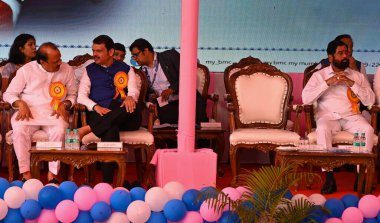 MUMBAI INDIA 14 Nisan 2025 Genel Sekreter Devendra Fadnavis Vali Yardımcısı CP Radhakrishnan ve Başbakan Yardımcısı Eknath Shinde ve Ajit Pawar, Chaityabho 'daki doğum yıldönümünde Bharat Ratna Babasaheb Bhimrao Ambedkar' a saygılarını sundular.