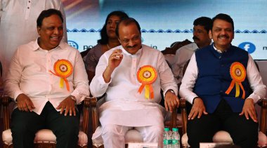 MUMBAI INDIA 14 Nisan 2025 Genel Sekreter Devendra Fadnavis Vali Yardımcısı CP Radhakrishnan ve Başbakan Yardımcısı Eknath Shinde ve Ajit Pawar, Chaityabho 'daki doğum yıldönümünde Bharat Ratna Babasaheb Bhimrao Ambedkar' a saygılarını sundular.