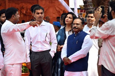 MUMBAI INDIA 14 APRIL 2025 IRS memuru ve eski Bölge Narkotik Kontrol Şube Müdürü NCB eşi Kranti Redkar ile birlikte Apr 'daki Chaitya Bhoomi Dadar' daki doğum yıldönümünde Bharat Ratna Babasaheb Bhimrao Ambedkar 'a saygılarını sundular.