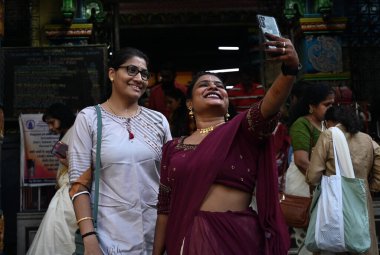 MUMBAI INDIA APRIL 14 Nisan 2025 Malayali cemaati üyeleri, öncelikle 14 Nisan 2025 tarihinde Mumbai 'de Kerala' da gözlemlenen Malayalam takvimine göre, Matunga bölgesindeki bir Asthika tapınağında Yeni Yıl 'ı kutlamak için toplandı.