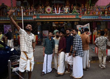 MUMBAI INDIA APRIL 14 Nisan 2025 Malayali cemaati üyeleri, öncelikle 14 Nisan 2025 tarihinde Mumbai 'de Kerala' da gözlemlenen Malayalam takvimine göre, Matunga bölgesindeki bir Asthika tapınağında Yeni Yıl 'ı kutlamak için toplandı.