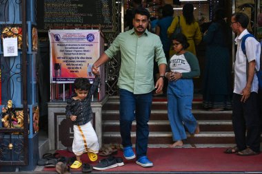 MUMBAI INDIA APRIL 14 Nisan 2025 Malayali cemaati üyeleri, öncelikle 14 Nisan 2025 tarihinde Mumbai 'de Kerala' da gözlemlenen Malayalam takvimine göre, Matunga bölgesindeki bir Asthika tapınağında Yeni Yıl 'ı kutlamak için toplandı.