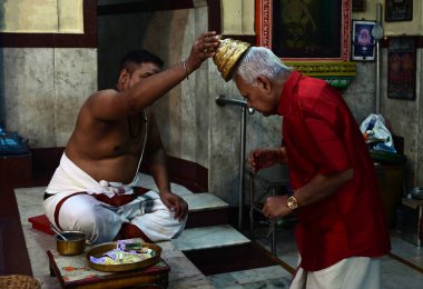 MUMBAI INDIA APRIL 14 Nisan 2025 Malayali cemaati üyeleri, öncelikle 14 Nisan 2025 tarihinde Mumbai 'de Kerala' da gözlemlenen Malayalam takvimine göre, Matunga bölgesindeki bir Asthika tapınağında Yeni Yıl 'ı kutlamak için toplandı.
