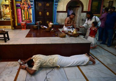 MUMBAI INDIA APRIL 14 Nisan 2025 Malayali cemaati üyeleri, öncelikle 14 Nisan 2025 tarihinde Mumbai 'de Kerala' da gözlemlenen Malayalam takvimine göre, Matunga bölgesindeki bir Asthika tapınağında Yeni Yıl 'ı kutlamak için toplandı.