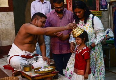 MUMBAI INDIA APRIL 14 Nisan 2025 Malayali cemaati üyeleri, öncelikle 14 Nisan 2025 tarihinde Mumbai 'de Kerala' da gözlemlenen Malayalam takvimine göre, Matunga bölgesindeki bir Asthika tapınağında Yeni Yıl 'ı kutlamak için toplandı.