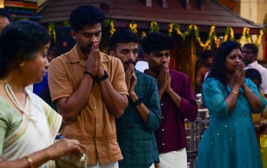 MUMBAI INDIA APRIL 14 Nisan 2025 Malayali cemaati üyeleri, öncelikle 14 Nisan 2025 tarihinde Mumbai 'de Kerala' da gözlemlenen Malayalam takvimine göre, Matunga bölgesindeki bir Asthika tapınağında Yeni Yıl 'ı kutlamak için toplandı.