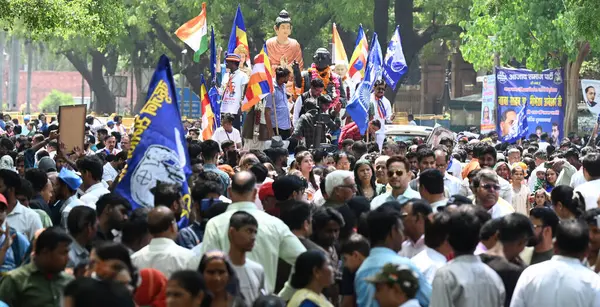 NEW DELHI: 14 Nisan 2025 - Ambedkar müritleri Parliament Caddesi 'nde Bharat Ratna Babasaheb Dr Bhimrao Ambedkars Jayanti kutlamaları sırasında 134..