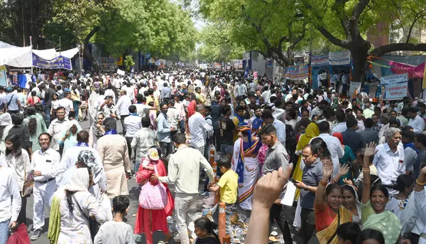 NEW DELHI: 14 Nisan 2025 - Ambedkar müritleri Parliament Caddesi 'nde Bharat Ratna Babasaheb Dr Bhimrao Ambedkars Jayanti kutlamaları sırasında 134..