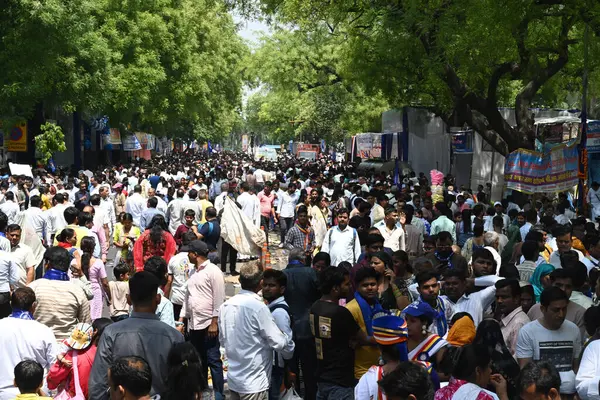 NEW DELHI: 14 Nisan 2025 - Ambedkar müritleri Parliament Caddesi 'nde Bharat Ratna Babasaheb Dr Bhimrao Ambedkars Jayanti kutlamaları sırasında 134..