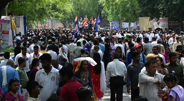 NEW DELHI INDIA APRIL 14 Nisan 2025 Ambedkar takipçileri 134. Bharat Ratna Babasaheb Dr Bhimrao Ambedkars Jayanti kutlamaları sırasında Bharat Ratna Babasaheb Ambedkar Mela Parlamento Caddesi 'nde 14 Nisan 2025 tarihinde Yeni Delhi Hindistan' da