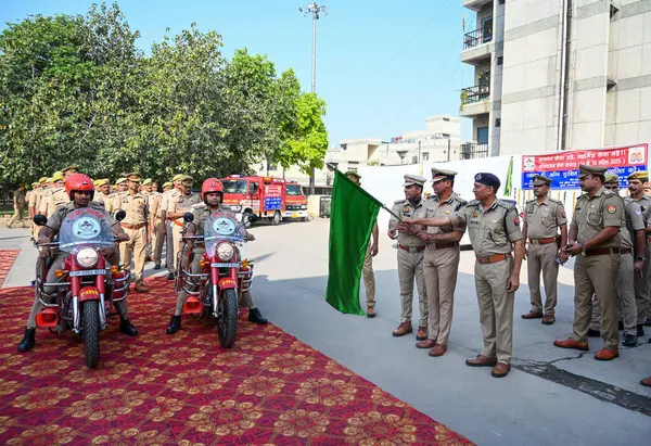 NOIDA INDIA APRIL 14 Nisan 2025 Gautam Budh Nagar İtfaiye Departmanı, 14 Nisan 2025 tarihinde Noida Hindistan 'da 2. İtfaiye Bölümü' nde hayatını feda eden tüm cesur itfaiyecilere saygılarını sunmak için İtfaiye Günü 'nü kutluyor.