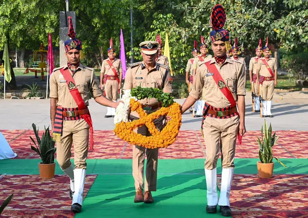 NOIDA INDIA APRIL 14 Nisan 2025 Gautam Budh Nagar İtfaiye Departmanı, 14 Nisan 2025 tarihinde Noida Hindistan 'da 2. İtfaiye Bölümü' nde hayatını feda eden tüm cesur itfaiyecilere saygılarını sunmak için İtfaiye Günü 'nü kutluyor.