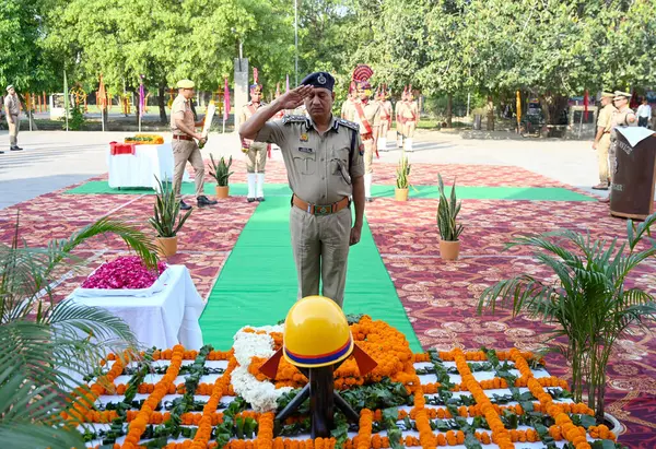 NOIDA INDIA APRIL 14 Nisan 2025 Gautam Budh Nagar İtfaiye Departmanı, 14 Nisan 2025 tarihinde Noida Hindistan 'da 2. İtfaiye Bölümü' nde hayatını feda eden tüm cesur itfaiyecilere saygılarını sunmak için İtfaiye Günü 'nü kutluyor.