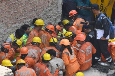 NEW DELHI INDIA APRIL 19 2025 NDRF Personeli ve yerel sakinler 19 Nisan 2025 'te Mustafabad' da çöken binada kurtarma operasyonları düzenlediler.