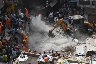 NEW DELHI INDIA APRIL 19 2025 NDRF Personeli ve yerel sakinler 19 Nisan 2025 'te Mustafabad' da çöken binada kurtarma operasyonları düzenlediler.