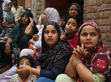 NEW DELHI INDIA 19 Nisan 2025 Akrabaları, 19 Nisan 2025 'te Mustafabad' daki dört katlı bina çökmesinin ardından ailelerini ölü ve yaralı olarak taşıdı.