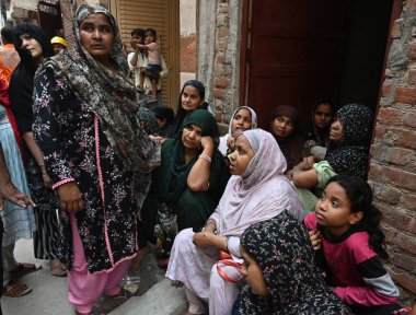 NEW DELHI INDIA 19 Nisan 2025 Akrabaları, 19 Nisan 2025 'te Mustafabad' daki dört katlı bina çökmesinin ardından ailelerini ölü ve yaralı olarak taşıdı.