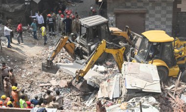 NEW DELHI INDIA APRIL 19 2025 NDRF Personeli ve yerel sakinler 19 Nisan 2025 'te Mustafabad' da çöken binada kurtarma operasyonları düzenlediler.