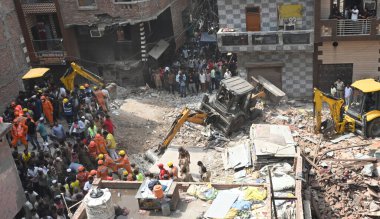 NEW DELHI INDIA APRIL 19 2025 NDRF Personeli ve yerel sakinler 19 Nisan 2025 'te Mustafabad' da çöken binada kurtarma operasyonları düzenlediler.