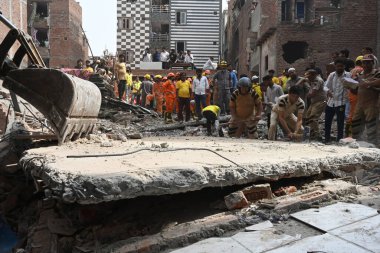 NEW DELHI INDIA APRIL 19 2025 NDRF Personeli ve yerel sakinler 19 Nisan 2025 'te Mustafabad' da çöken binada kurtarma operasyonları düzenlediler.