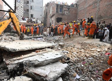 NEW DELHI INDIA APRIL 19 2025 NDRF Personeli ve yerel sakinler 19 Nisan 2025 'te Mustafabad' da çöken binada kurtarma operasyonları düzenlediler.