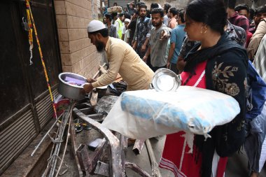 NEW DELHI INDIA 19 Nisan 2025 Aile üyeleri ve akrabaları, 19 Nisan 2025 'te Mustafabad' daki dört katlı bina çökmesi sonrasında, Hindistan 'da dört çocuk dahil en az 11 kişi öldürüldü.