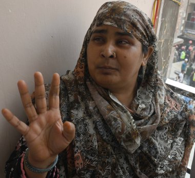 NEW DELHI INDIA 19 Nisan 2025 Akrabaları, 19 Nisan 2025 'te Mustafabad' daki dört katlı bina çökmesinin ardından ailelerini ölü ve yaralı olarak taşıdı.
