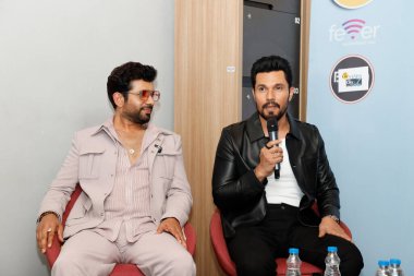 NEW DELHI INDIA APRIL 7 Nisan 2025 Bollywood aktörleri Randeep Hooda ve Viineet Kumar Singh, 7 Nisan 2025 tarihinde Shantanu Bhattacharya Hindustan Times tarafından çekilmiştir. 