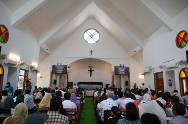 GURUGRAM INDIA APRIL 18 Nisan 2025 Hristiyan cemaatinden insanlar 18 Nisan 2025 'te Vijayant Parkı yakınlarındaki Sivil Çizgiler' de Epifani Kilisesi 'nde dua ederler.