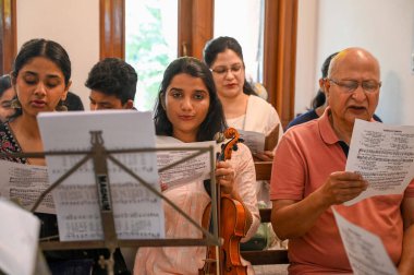 GURUGRAM INDIA APRIL 18 Nisan 2025 Hristiyan cemaatinden insanlar 18 Nisan 2025 'te Vijayant Parkı yakınlarındaki Sivil Çizgiler' de Epifani Kilisesi 'nde dua ederler.