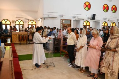 GURUGRAM INDIA APRIL 18 Nisan 2025 Hristiyan cemaatinden insanlar 18 Nisan 2025 'te Vijayant Parkı yakınlarındaki Sivil Çizgiler' de Epifani Kilisesi 'nde dua ederler.