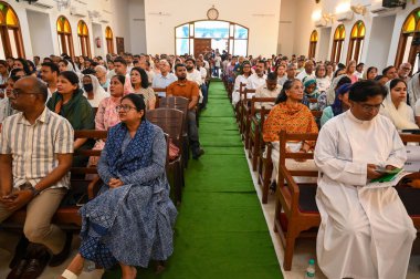 GURUGRAM INDIA APRIL 18 Nisan 2025 Hristiyan cemaatinden insanlar 18 Nisan 2025 'te Vijayant Parkı yakınlarındaki Sivil Çizgiler' de Epifani Kilisesi 'nde dua ederler.