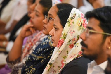 GURUGRAM INDIA APRIL 18 Nisan 2025 Hristiyan cemaatinden insanlar 18 Nisan 2025 'te Vijayant Parkı yakınlarındaki Sivil Çizgiler' de Epifani Kilisesi 'nde dua ederler.
