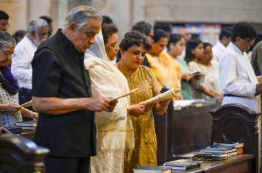 NEW DELHI INDIA APRIL 18 Nisan 2025 Hristiyanlar, 18 Nisan 2025 'te Yeni Delhi' de Kutsal Cuma vesilesiyle Kuzey Bulvarı yolundaki Katedral Kefaret Kilisesi 'nde dua ederler.
