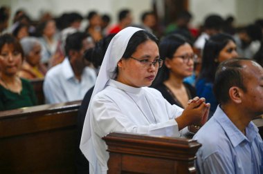 NEW DELHI INDIA Nisan 18 2025 Hristiyanlar Kutsal Katedral Kilisesi 'nde 18 Nisan 2025' te Yeni Delhi 'de Kutsal Cuma vesilesiyle dua ederler.