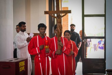 NEW DELHI INDIA Nisan 18 2025 Hristiyanlar Kutsal Katedral Kilisesi 'nde 18 Nisan 2025' te Yeni Delhi 'de Kutsal Cuma vesilesiyle dua ederler.